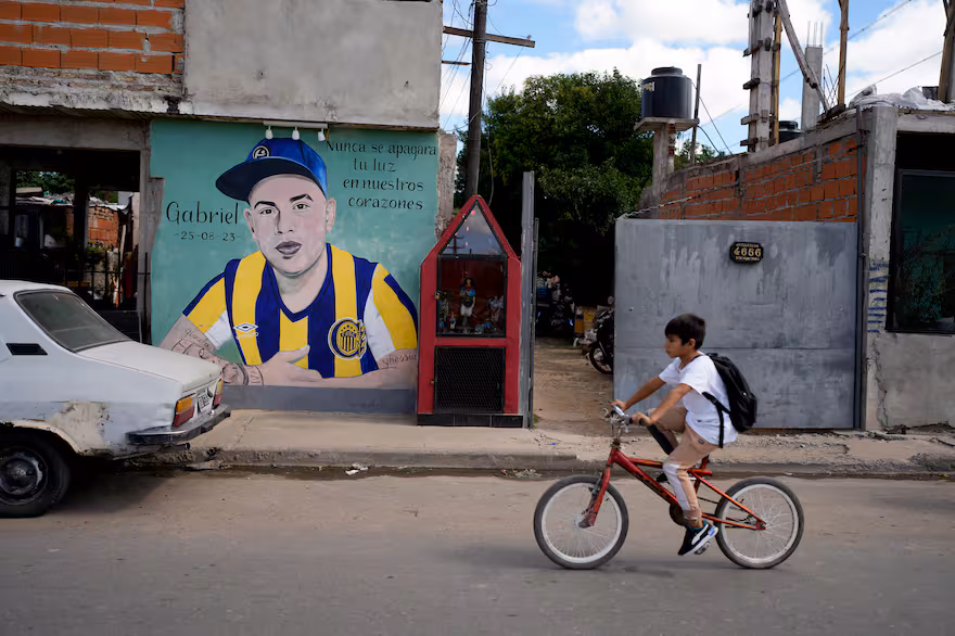 Un nino monta en bicicleta junto a un mural de hdysxh3sx5bifahhcgzthoavzm