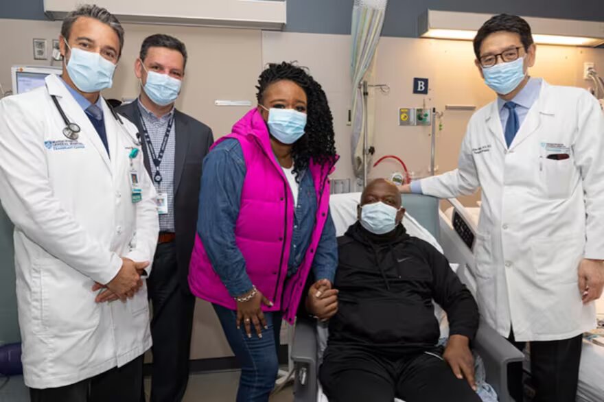 Richard Slayman Junto A Los Medicos Que Llevaron Tb4e4fxivzepbcag5ijwwvivhe